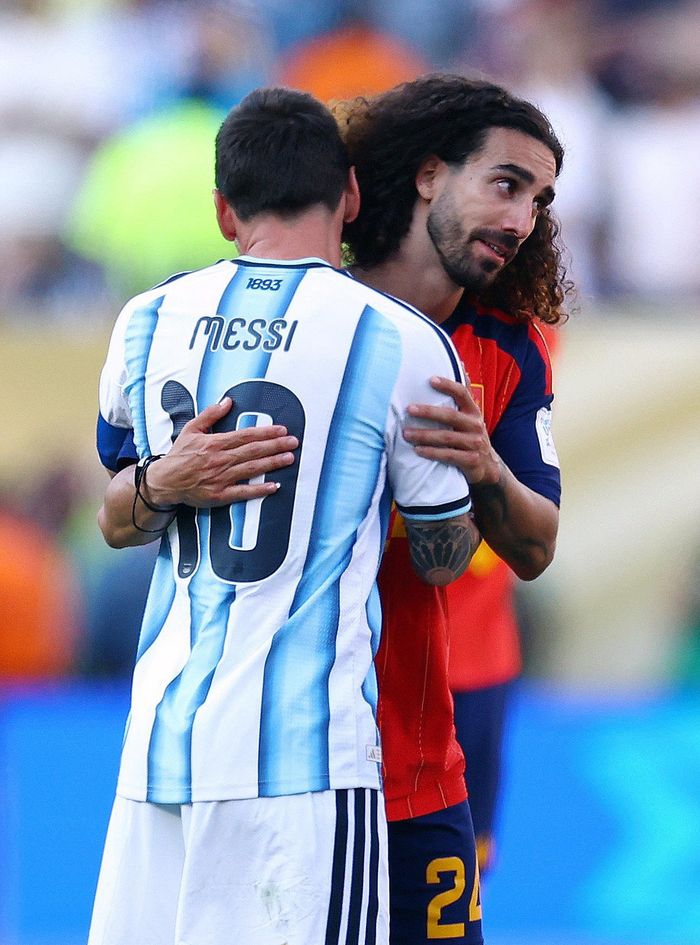 Marc Cucurella ôm Lionel Messi sau khi trận chung kết kết thúc. Ảnh: Hannah Mckay/Reuters.