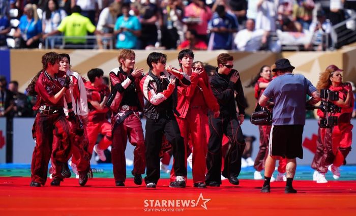BTS trình diễn Dynamite. Ảnh: Star News.