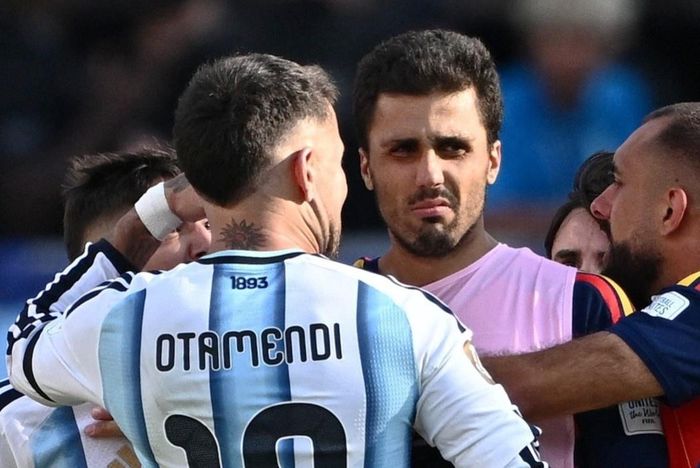 Otamendi tranh cãi với Rodri. Ảnh: Reuters.