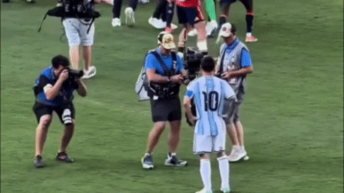 Messi đứng ngoài cuộc ẩu đả.