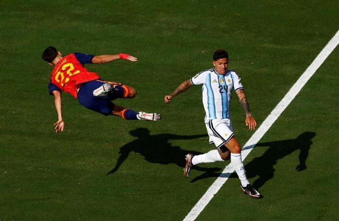 Tình huống va chạm khiến Enzo Fernandez phải nhận thẻ vàng thứ 2 và cay đắng rời sân ở chung kết World Cup. Ảnh: Reuters.