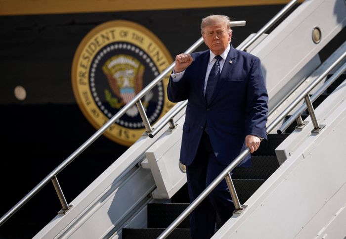 Tổng thống Mỹ Donald Trump rời chiếc chuyên cơ Không lực Một mới do Qatar trao tặng tại sân bay quốc tế John F. Kennedy, New York (Mỹ), ngày 17/7. Ảnh: Reuters
