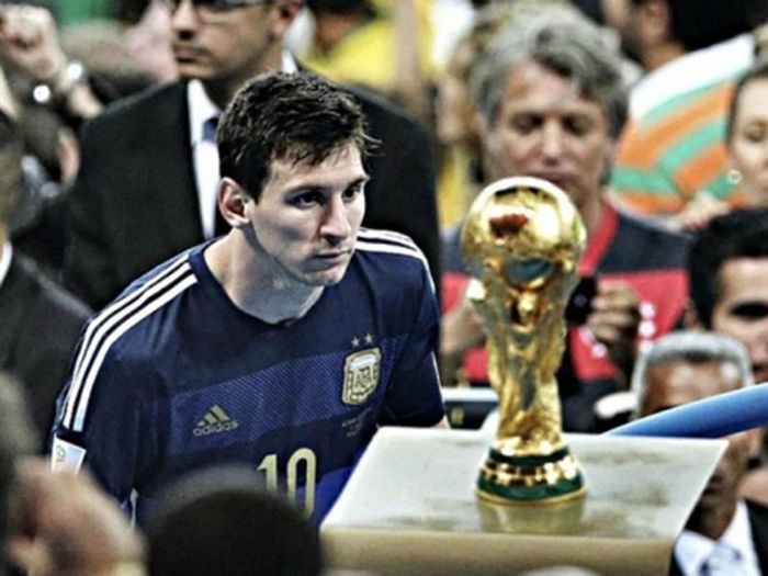 Bức ảnh Messi nhìn cúp vàng World Cup 2014 từng rất viral.