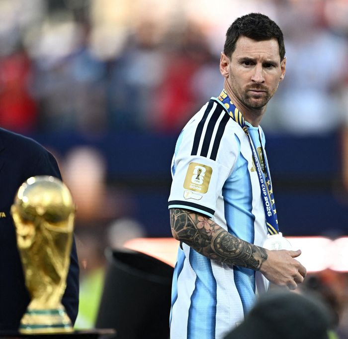 Khoảnh khắc Messi ngoái nhìn cúp vàng World Cup 2026 gợi lại ký ức buồn. Ảnh: Reuters.
