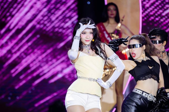 Vài tháng sau khi ra mắt với tư cách ca sĩ, Mai Phương thông báo rời công ty quản lý. Ảnh: FBNV.