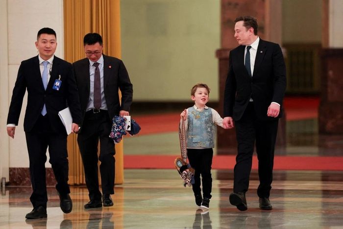 Elon Musk và con trai đã đến thăm Bắc Kinh vào tháng 5. Ảnh: Reuters.