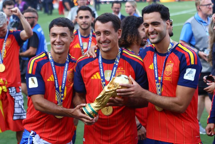 Chung kết World Cup thường là đích đến của những cầu thủ đã chinh chiến qua nhiều kỳ giải. Tuy nhiên, trận đấu giữa Tây Ban Nha và Argentina lại xuất hiện một trường hợp đặc biệt. Trong số 22 cầu thủ đá chính, chỉ Martín Zubimendi (ở giữa) mang trên tay áo phù hiệu Ra mắt (Debut Patch) dành cho những cầu thủ lần đầu góp mặt tại World Cup. Ảnh: Hannah Mckay/Reuters.