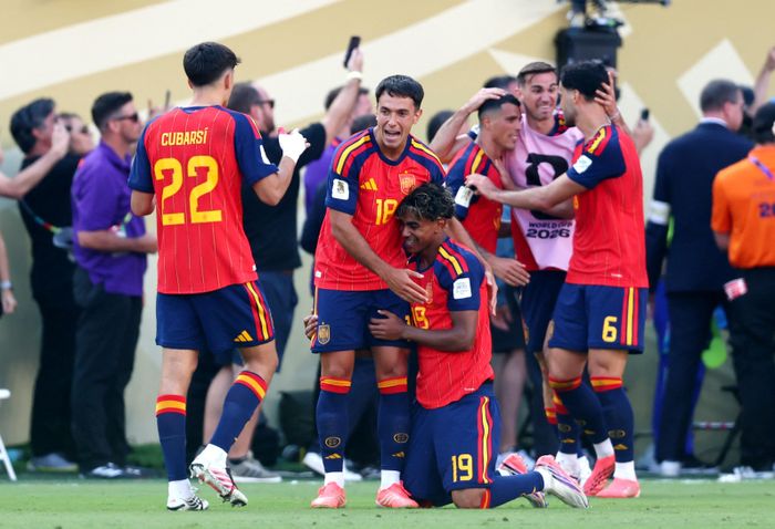 Với Zubimendi, hành trình ấy chỉ kéo dài một kỳ World Cup. Từ một "tân binh" mang phù hiệu ra mắt đến nhà vô địch thế giới, tiền vệ của Arsenal đã viết nên một trong những câu chuyện đáng nhớ nhất tại World Cup 2026. Ảnh: Vincent Carchietta/Reuters.