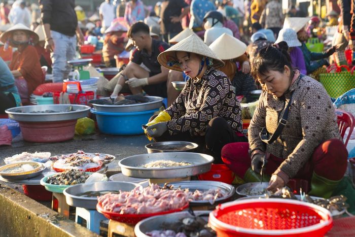 Mua rau, thịt, hải sản từ chợ hay nông dân là thực tế phổ biến của nhiều nhà hàng, quán ăn, nhưng cũng khiến việc chứng minh chi phí khi kê khai thuế gặp khó. Ảnh: Linh Huỳnh.