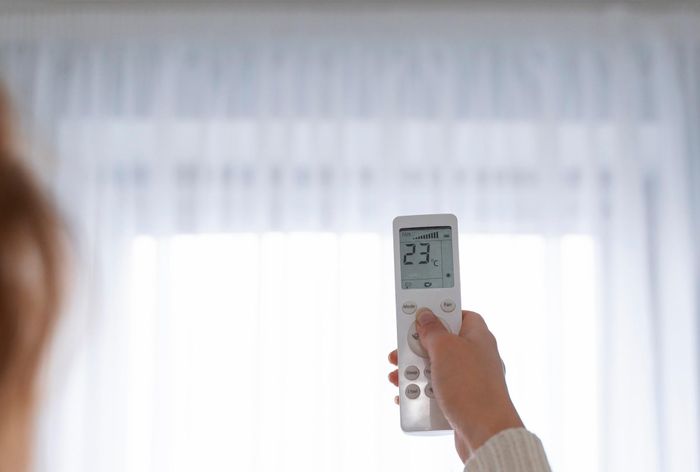 Người dân khi dùng điều hòa nên duy trì nhiệt độ phòng khoảng 25-28 độ C. Ảnh: Magnific.