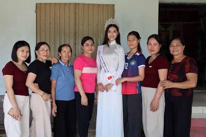 Thu Huyền dành thời gian trở về quê hương, gặp gỡ gia đình, người thân và bà con địa phương