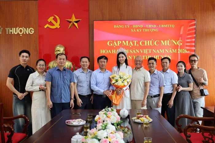 Trần Thu Huyền đã được lãnh đạo xã Kỳ Thượng, tỉnh Hà Tĩnh – nơi cô sinh ra và lớn lên, gặp mặt, chúc mừng và động viên trước thềm chung kết cuộc thi