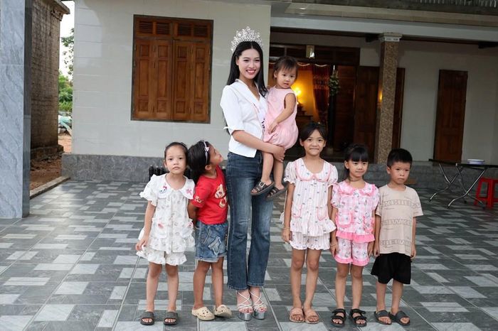 Khoảnh khắc Trần Thị Thu Huyền vui vẻ bên các em nhỏ ở quê nhà