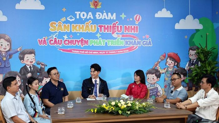Các nghệ sĩ, nhà quản lý sân khấu chia sẻ tại tọa đàm