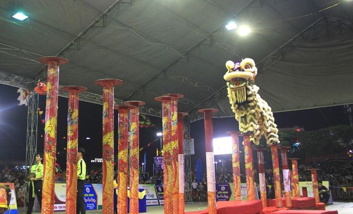 Tại Liên hoan lân, sư, rồng quốc tế ở Gia Lai, các đội tham gia sẽ thi đấu nội dung Lân lên Mai Hoa Thung