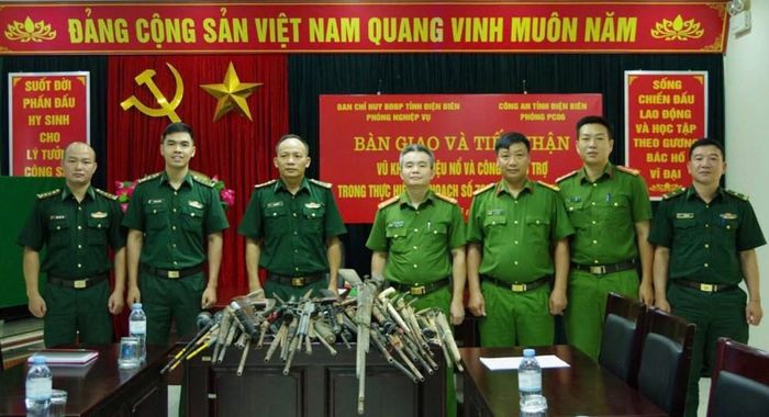 Bộ đội Biên phòng tỉnh Điện Biên bàn giao 39 khẩu súng cho Phòng Cảnh sát quản lý hành chính về trật tự xã hội. Ảnh: Công an tỉnh Điện Biên