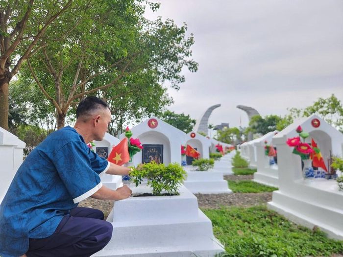 Ông Nguyễn Văn Mạnh, Tổ trưởng tổ quản trang Nghĩa trang Liệt sĩ Hàm Rồng (Thanh Hóa). Ảnh: N.LINH