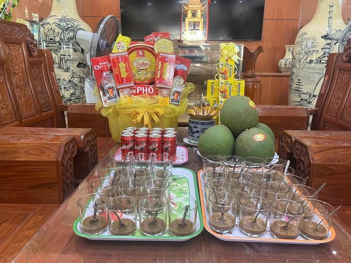 Mỗi sáng, các chị HDV tại Thành cổ đều pha cà phê mới các anh hùng liệt sĩ