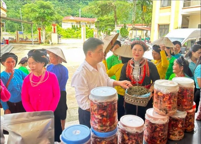 Không gian trưng bày sản phẩm nông nghiệp sạch, đan lát, trang phục, dụng cụ sinh hoạt mang đậm bản sắc văn hóa của đồng bào các dân tộc