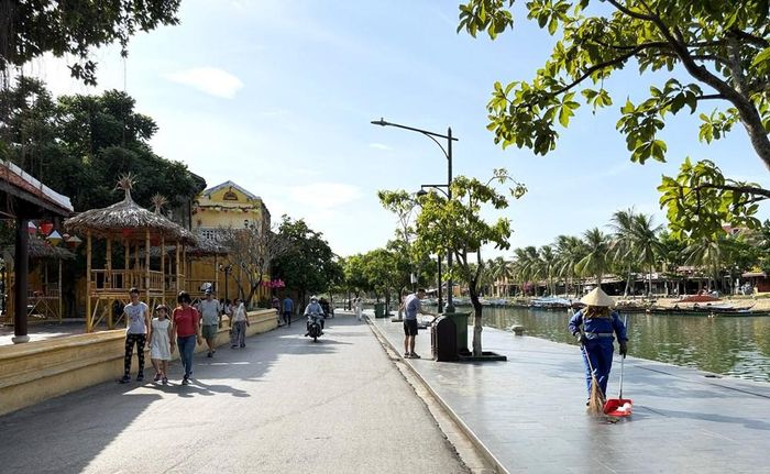 Bố trí lực lượng, phương tiện tăng cường quét dọn đường phố và thu gom rác tại các thùng rác công cộng