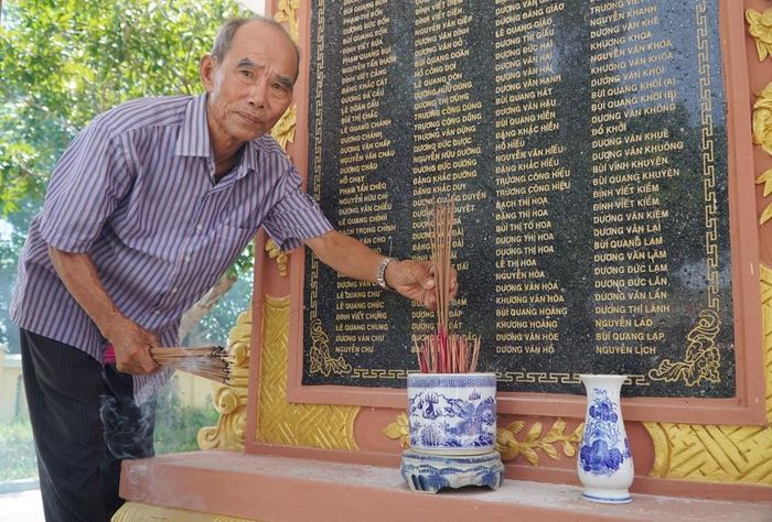 Ông Dương Văn Xướng dâng hương tại Bia ghi danh liệt sĩ xã Phú Hồ có tên của những người thân trong gia đình