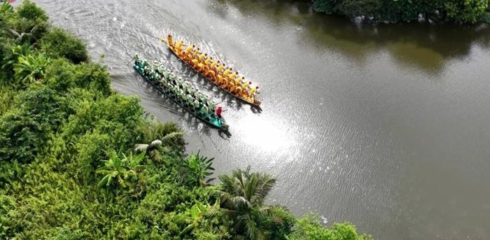 Bên cạnh lễ hội còn diễn ra nhiều hoạt động theo phong tục địa phương. Ảnh: Q.N