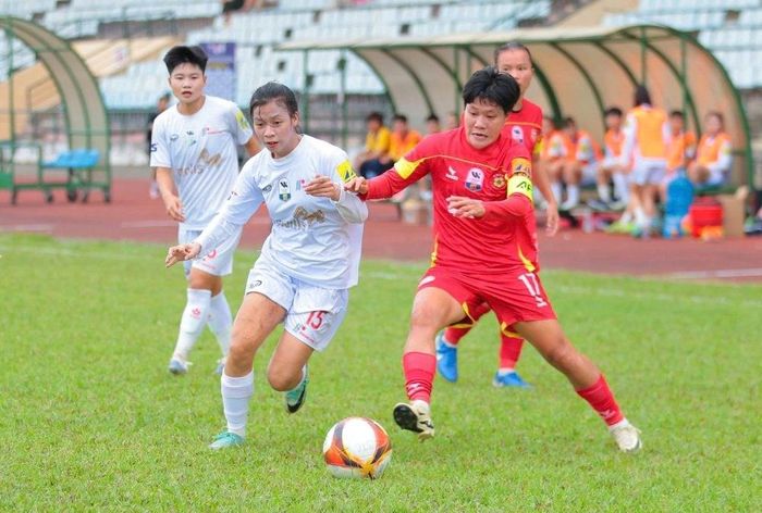 TP.HCM I (áo đỏ) vẫn đang bất bại tại giải