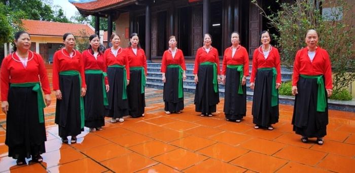 Trang phục của người phụ nữ Sán Dìu ở Quảng Ninh. Ảnh: QN