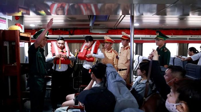 Hướng dẫn hành khách sử dụng áo phao và lối thoát hiểm trước mỗi chuyến tàu