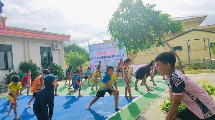 Các em nhỏ được hướng dẫn kỹ thuật bơi cơ bản và kỹ năng phòng, chống đuối nước