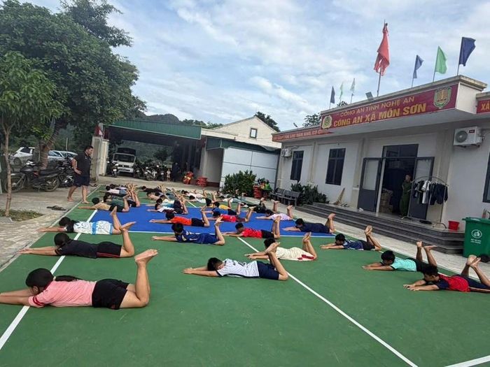 Các em nhỏ hào hứng khi được học kỹ thuật bơi cơ bản và kỹ năng phòng, chống đuối nước