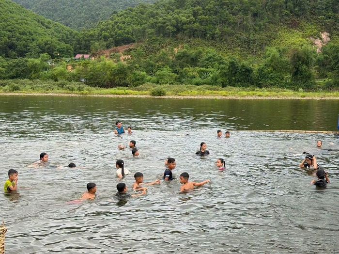 Đoàn viên thanh niên và chiến sĩ Công an xã Môn Sơn luôn túc trực, bảo đảm an toàn cho trẻ trong suốt quá trình học bơi