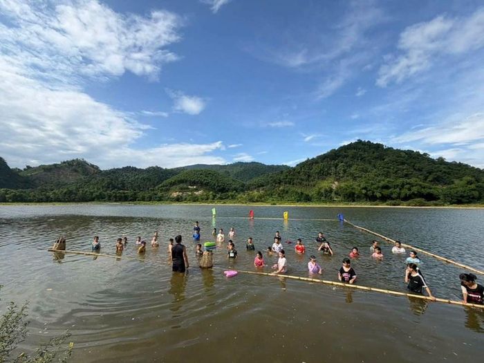 Lớp dạy bơi, dạy kỹ năng phòng tránh đuối nước được tổ chức trên dòng sông Giăng, xã Môn Sơn