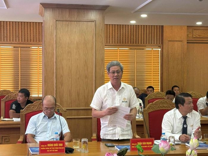 Tổng Thư ký Ủy ban Olympic Việt Nam Trần Văn Mạnh trình bày tham luận