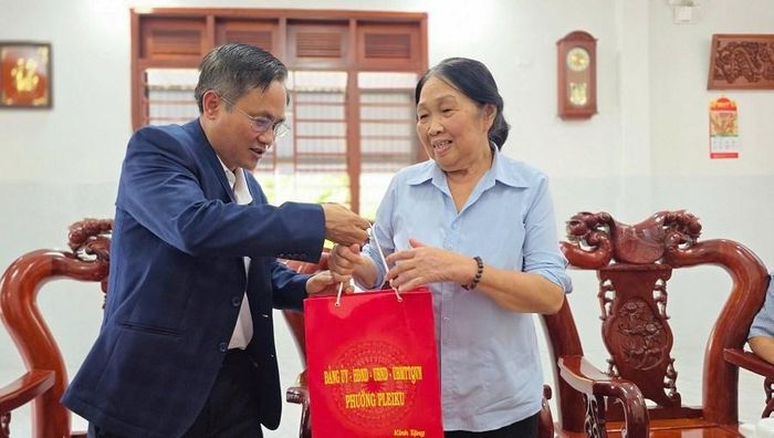 Mỗi phần quà thể hiện tinh thần đền ơn đáp nghĩa, là sự sẻ chia chân thành dành cho những người đã dành cả tuổi xuân vì đất nước