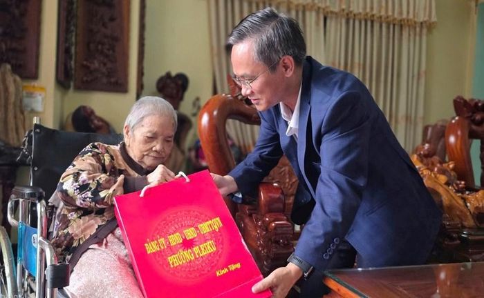 Lãnh đạo phường ân cần hỏi thăm sức khỏe, lắng nghe tâm tư, nguyện vọng của các đối tượng chính sách; bày tỏ sự trân trọng đối với những đóng góp to lớn của các thế hệ đi trước trong sự nghiệp đấu tranh giải phóng dân tộc