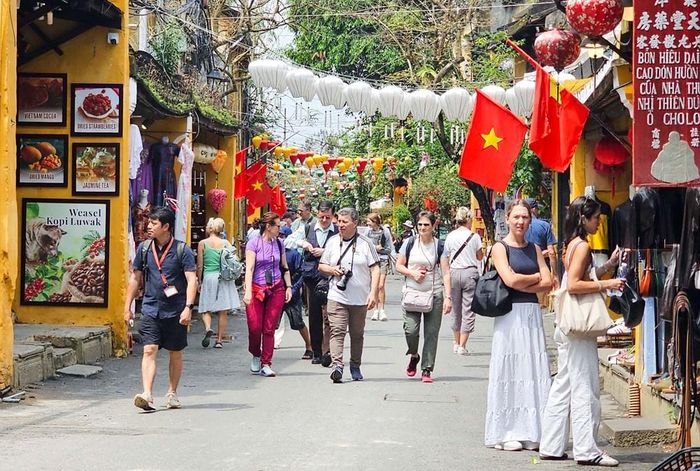 Du khách quốc tế tham quan phố cổ Hội An