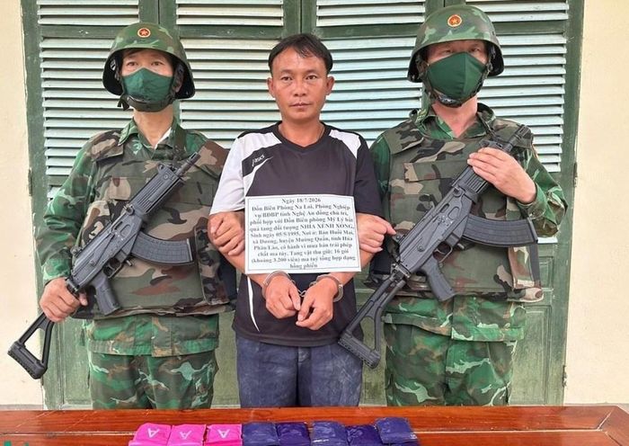 Đối tượng Xồng Nhìa Xênh cùng tang vật bị lực lượng Bộ đội Biên phòng thu giữ. Ảnh: Anh Bách