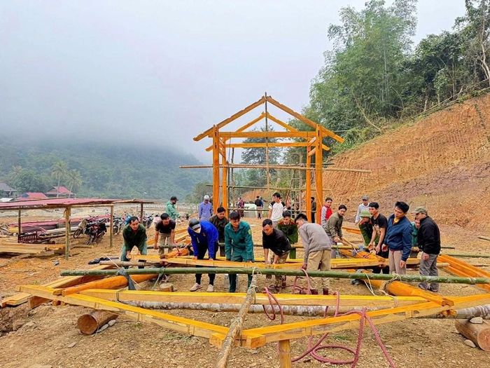 Lực lượng công an và các tổ chức đoàn thể hỗ trợ người dân xã biên giới Nhôn Mai dựng những căn nhà mới sau thiên tai
