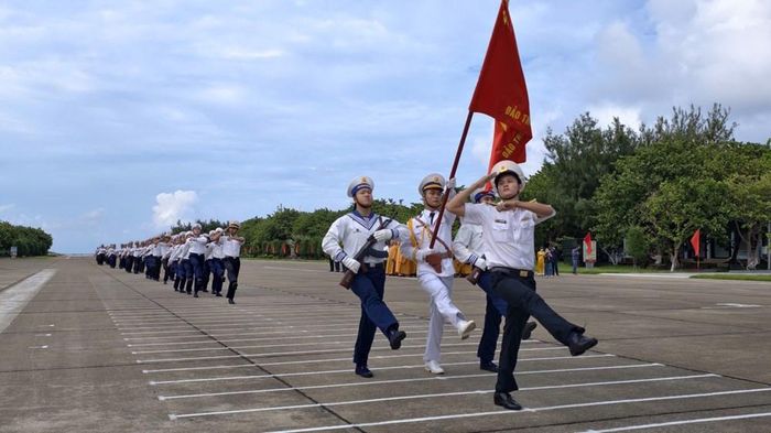 Lễ chào cờ trên đảo Trường Sa không chỉ khẳng định chủ quyền biển, đảo thiêng liêng của Tổ quốc mà còn khơi dậy niềm tự hào, niềm tin vào đất nước