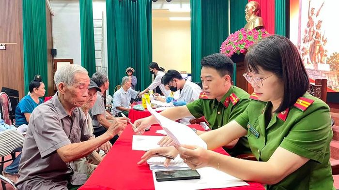 Cơ quan chức năng tiến hành thu nhận mẫu ADN cho thân nhân liệt sĩ tại xã Thuận Châu