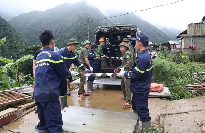 Các lực lượng hỗ trợ người dân khắc phục hậu quả mưa lũ sớm ổn định cuộc sống. Ảnh: Công an tỉnh Sơn La