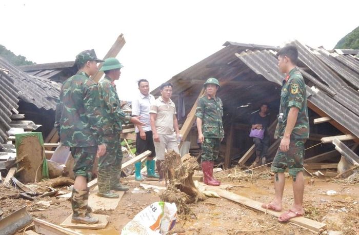 Cán bộ, chiến sĩ Bộ CHQS tỉnh Sơn La tích cực giúp người đân xã Ngọc Chiến khắc phục hậu quả thiên tai. Ảnh: Đức Thịnh - Thọ Sơn