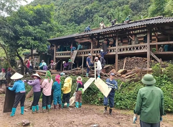 Cùng với các lực lượng chức năng, Công an tỉnh Sơn La đã huy động lực lượng hỗ trợ nhân dân khắc phục hậu quả do mưa lũ kéo dài gây ra. Ảnh: Công an tỉnh Sơn La