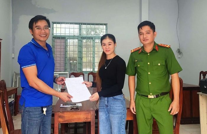Đại diện Công an xã Vĩnh Gia hỗ trợ anh Trần Minh Đông nhận lại 100 triệu đồng do chuyển khoản nhầm, được chị Trần Thị Thanh Tuyền (đứng giữa) trao trả