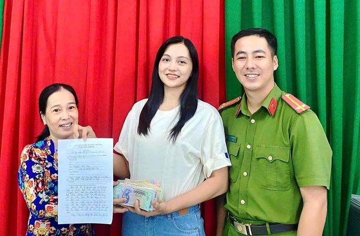 Đại diện Công an phường Rạch Giá và cô giáo Nguyễn Kiều Oanh (đứng giữa) trao trả hơn 50 triệu đồng cho chị Nguyễn Trúc Giang