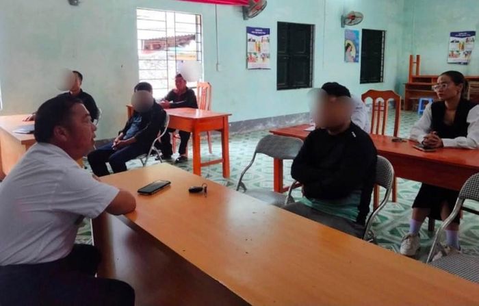 Lãnh đạo Ban Chỉ đạo xóa bỏ hủ tục, phong tục, tập quán lạc hậu xã Lũng Cú vận động người dân xóa bỏ hủ tục, phong tục, tập quán lạc hậu