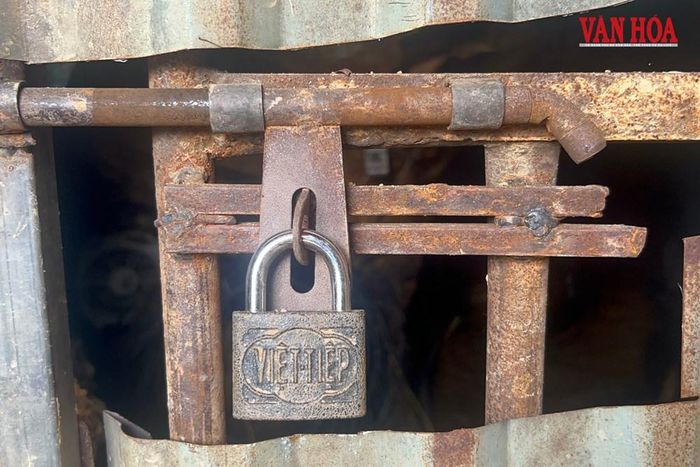 Cửa ra vào luôn trong tình trạng "cửa đóng, then cài"