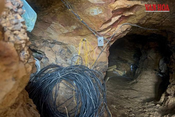 Bên trong hang là nơi tập kết vật liệu, thiết bị