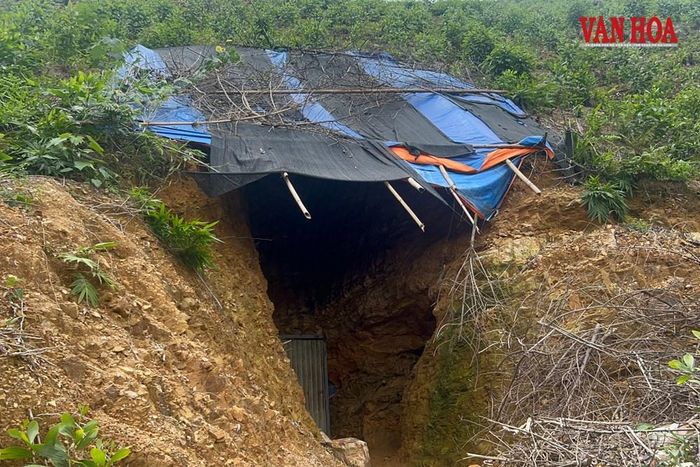 Quả đồi bị đục khoét tạo thành lối vào